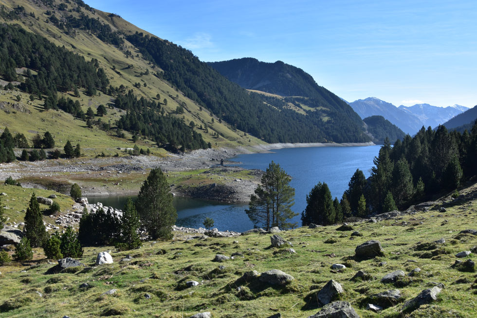 Le Lac de l'Oule entouré de reliefs verdoyants dans les Hautes-Pyrénées