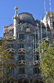 Les mosaïques colorées et scintillantes de la façade extravagante de la Casa Battlo à Barcelone en Espagne