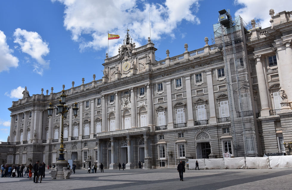 La façade du Palacio Real depuis sa cour intérieure à Madrid en Espagne