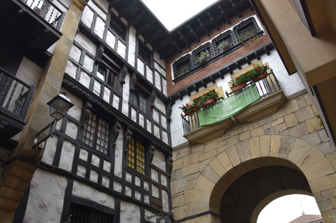 Les maisons pittoresques de la rue Santiago Compostelako à Fontarrabie dans le pays basque espagnol