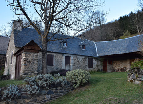 Vieille bâtisse en pierre dans un village de la Vallée d'Aure dans les Hautes-Pyrénées