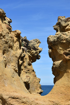 Formations rocheuses devant l'océan atlantique à Biarritz au Pays Basque