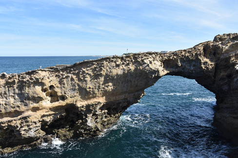 Une arche en pierre près du Rocher de la Vierge à Biarritz au Pays Basque