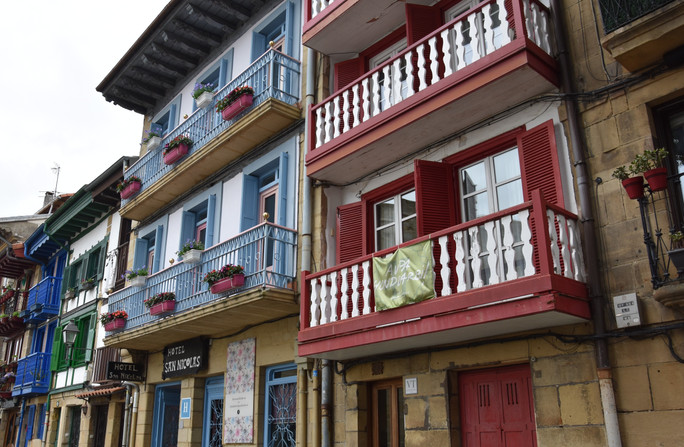 Les maisons traditionnelles colorées de la rue San Nicolas à Fontarrabie dans le pays basque espagnol