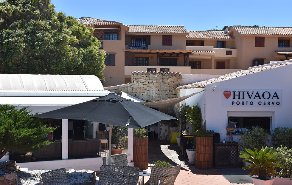 L'entrée du restaurant Hivaoa à Porto Cervo en Sardaigne