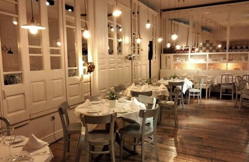 L'intérieur sobre et épuré du restaurant Bazaar dans le quartier de Chueca à Madrid