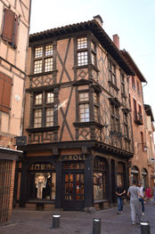 Une maison à colombages et en brique rose dans l'une des ruelles du centre historique d'Albi dans le Tarn