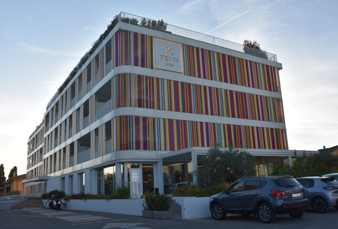 La façade colorée de l'Hotel Felix Olbia à Olbia en Sardaigne