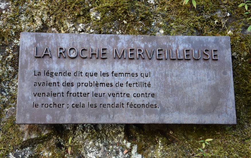 Plaque expliquant la légende de la roche merveilleuse à Cilaos à La Réunion