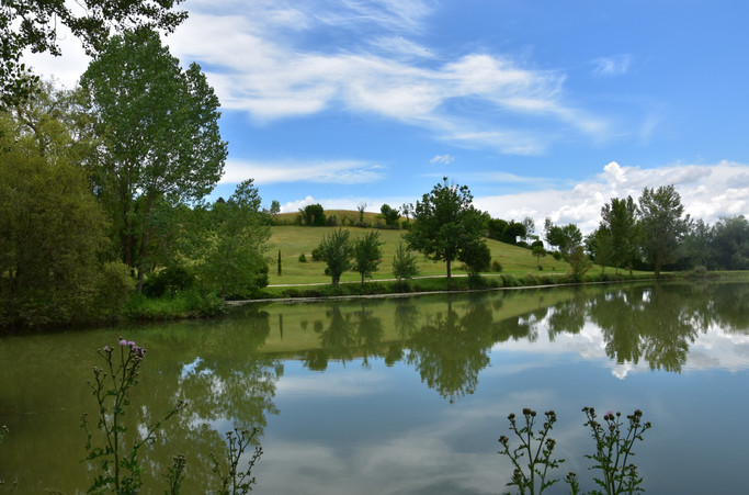 Le lac de la base de loisirs de l'Aquaval dans le Tarn