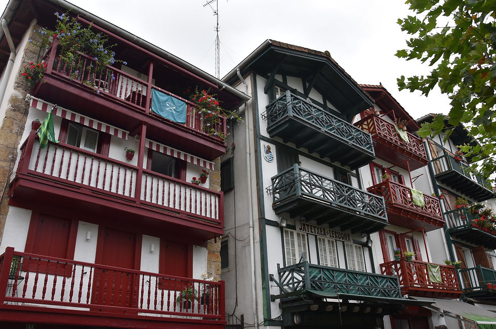 Les maisons traditionnelles colorées de la rue San Pedro à Fontarrabie dans la pays basque espagnol