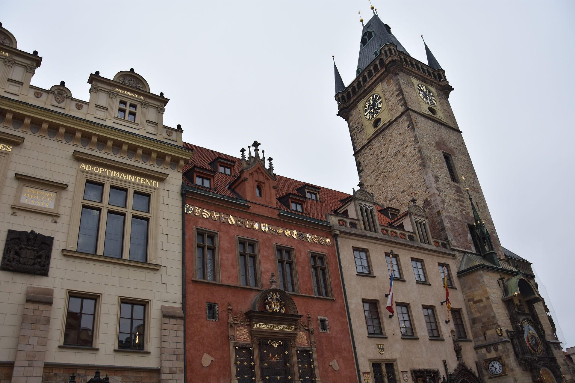 La tour de l'ancien hôtel de ville et les maisons adjacentes à Prague