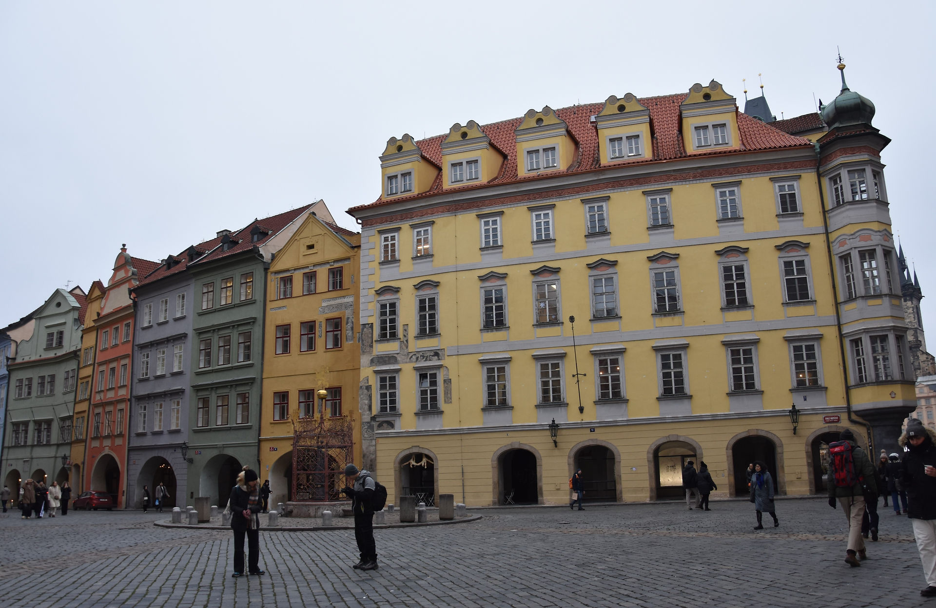 Les façades pastel des maisons de la Place Malé Namesti à Prague