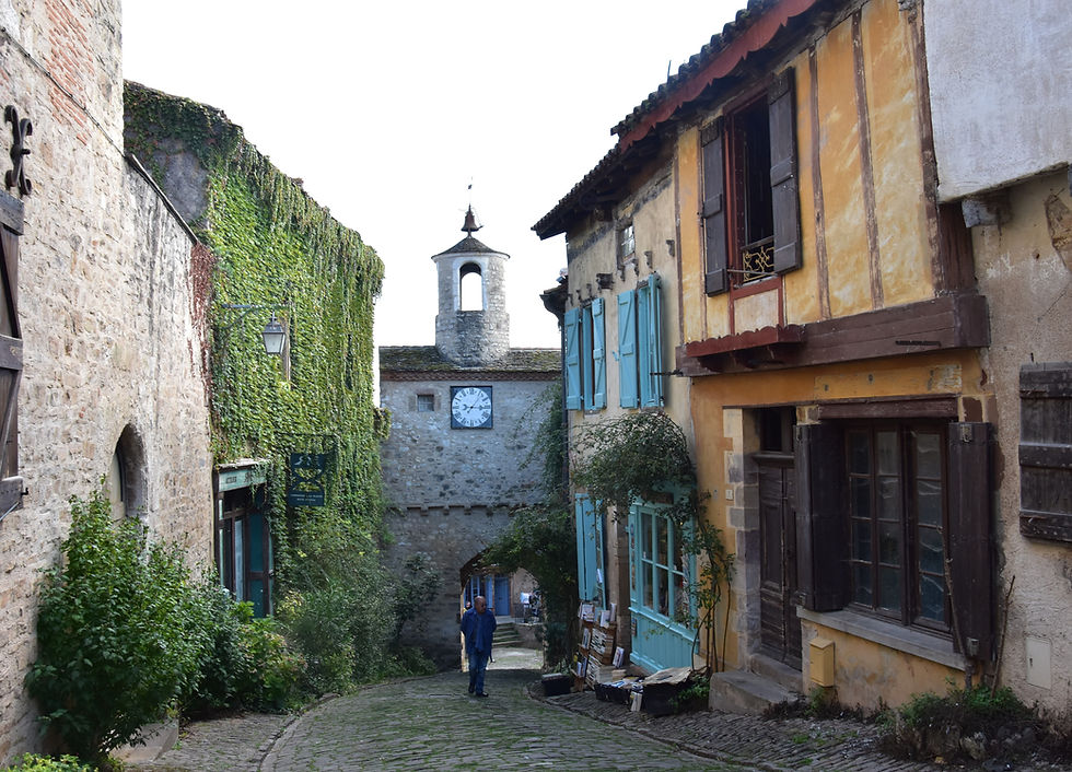 Anciennes bâtisses en pierre ou colorées dans une ruelle pavée de Cordes-sur-Ciel dans le Tarn