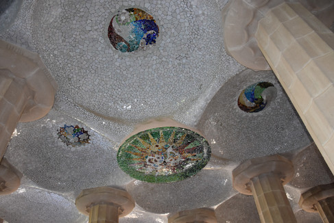 Les mosaïques du plafond de la Salle Hypostyle dans le Parc Güell à Barcelone en Espagne