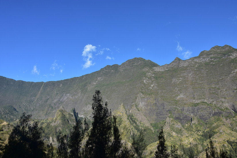 Les remparts naturels vertigineux sur la route de Cilaos à La Réunion