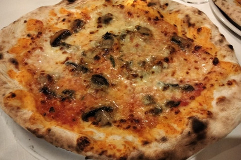 Une pizza cuite au feu de bois