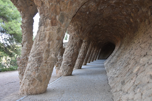 Une allée en pierres dans le Parc Güell créé par Antoni Gaudi à Barcelone en Espagne