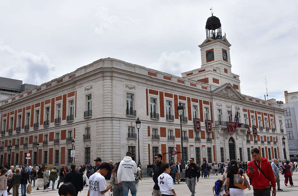 Un joli bâtiment sur la Plaza de la Puerta del Sol à Madrid en Espagne