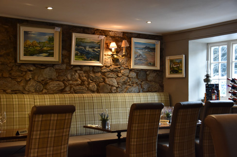 Intérieur cozy et douillet d'un restaurant dans le village d'Adare en Irlande.