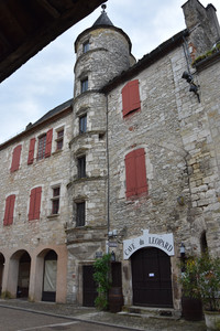 La façade en pierre d'une bâtisse dans le village médiéval de Martel