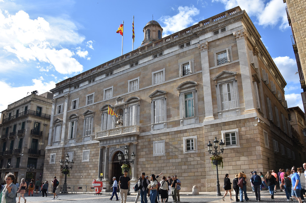La façade du Palau de la Generalitat à Barcelone en Espagne sur la Plaça de Sant Jaume