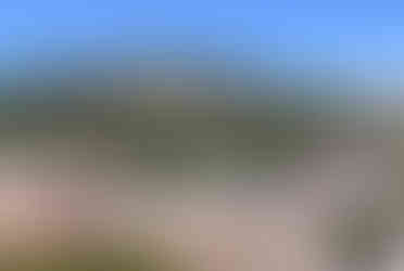 Les maisons blanchies à la chaux et leur toiture à Poltu Quatu en Sardaigne