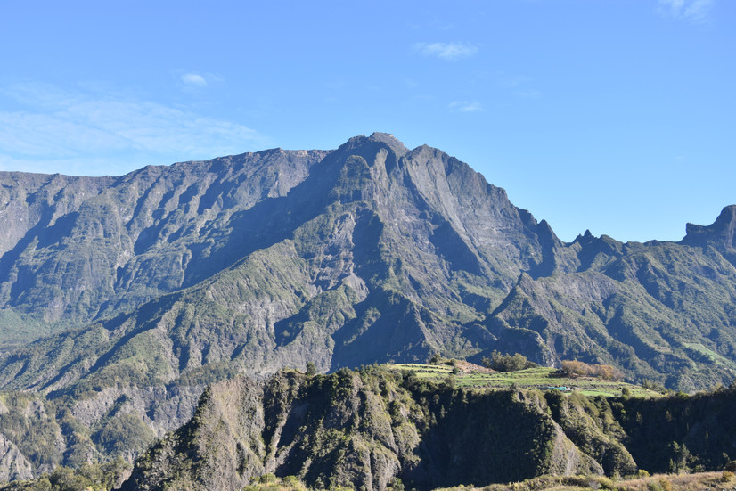 Les reliefs vertigineux le long  de la route aux 400 virages depuis Cilaos à La Réunion