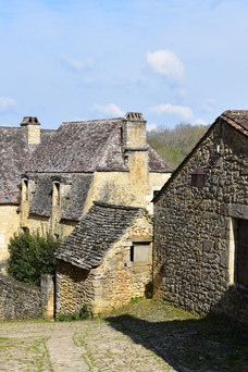 Une ruelle bordée de vieilles bâtisses en pierre à Beynac-et-Cazenac en Dordogne