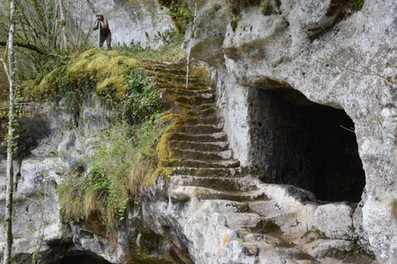 Escalier creusé dans la roche à La Roque Saint-Christophe en Dordogne