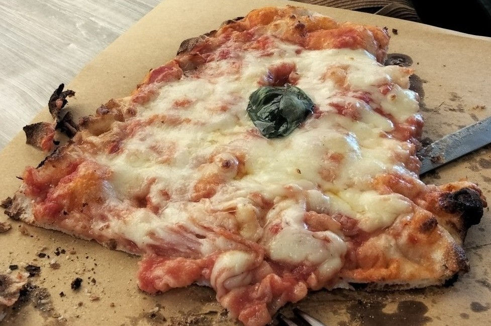 Un morceau de pizza Margherita