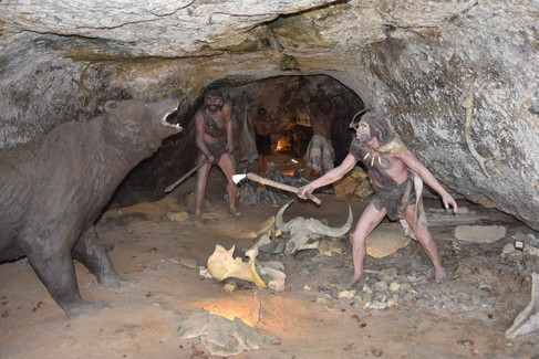 Une scène de la Préhistoire à La Roque Saint-Christophe en Dordogne