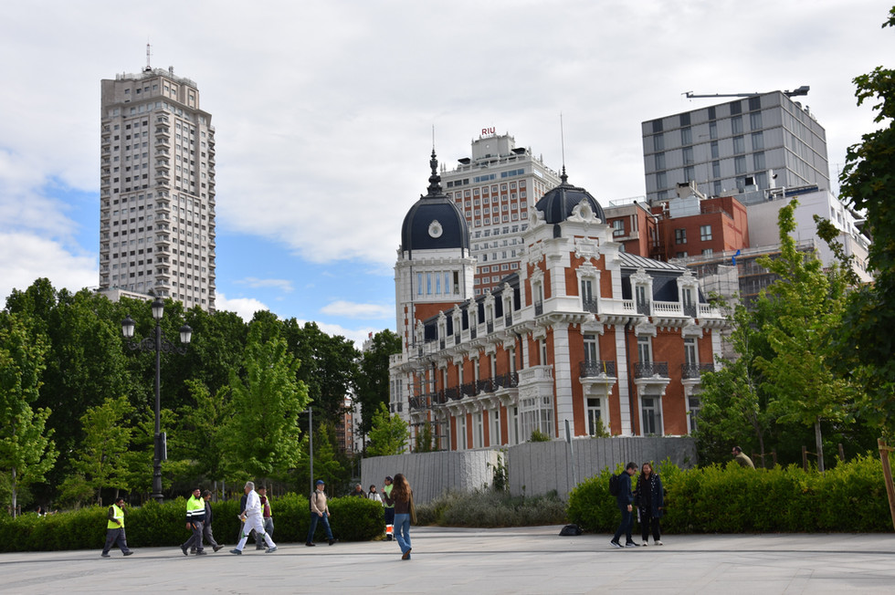 Les immeubles et la végétation de la Plaza de España à Madrid en Espagne