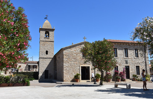 L'église en pierre de San Pantaleo en Sardaigne
