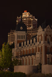 Un superbe bâtiment devant l'Hotel Riu Plaza España de nuit à Madrid