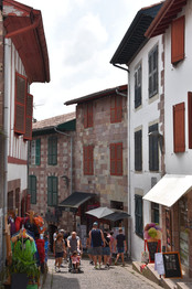 Les maisons traditionnelles et les boutiques de la rue de la Citadelle à Saint-Jean-Pied-de-Port au Pays Basque