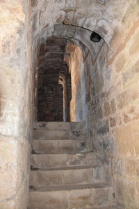 Des escaliers en pierre à l'intérieur du château de Penne dans le Tarn
