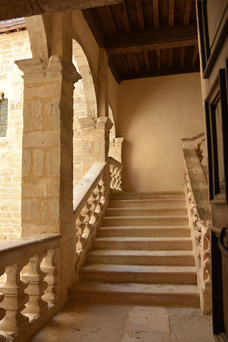 De superbes escaliers à l'intérieur du château de Beynac-et-Cazenac en Dordogne
