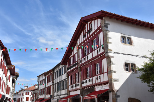 Les maisons à colombages traditionnelles d'une rue commerçante à Espelette au Pays Basque