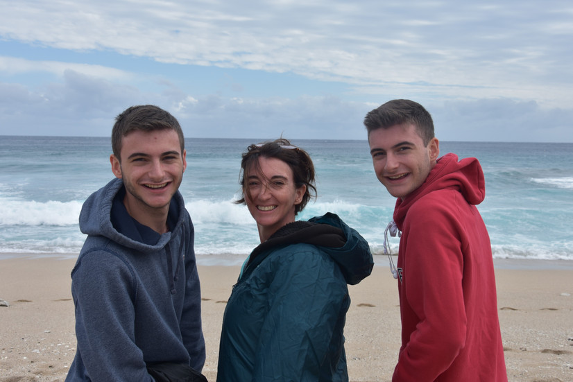 Trois personnes qui posent sur la plage de Boucan-Canot à La Réunion