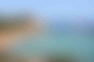 Le sable orangé et l'eau turquoise de Cala Pregonda à Minorque
