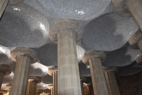 Les colonnes de la Salle Hypostyle dans le Parc Güell créé par Antoni Gaudi à Barcelone en Espagne