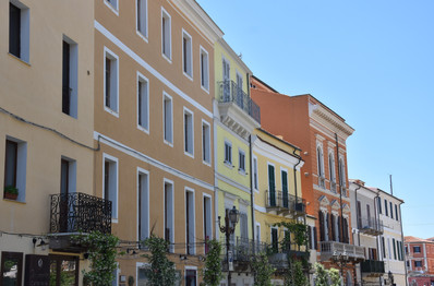 Les façades pastel de la ville de la Maddalena en Sardaigne