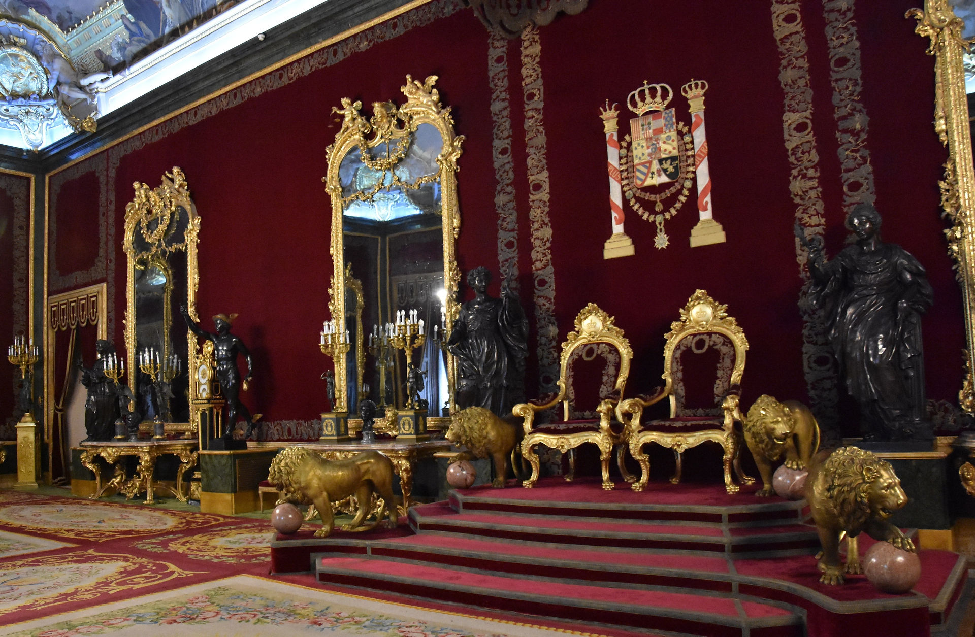 La salle du trône du Palacio Real à Madrid en Espagne