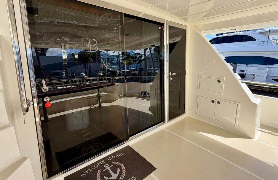 Horizon 92 Cockpit Skylounge 2001 Yacht for Sale