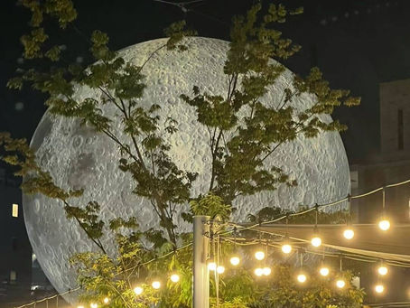 「ムーンアートナイト下北沢：中秋節に彩られる芸術と夢幻的な月のオブジェ」