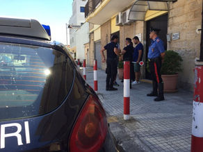 Botte alla moglie incinta e spegne una sigaretta nell’orecchio della figlia: indagato un 54enne