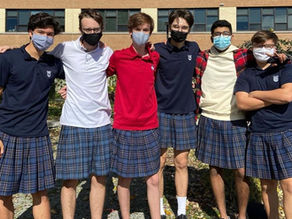 100 adolescenti a scuola in gonna per protestare contro sessismo, omofobia e mascolinità tossica