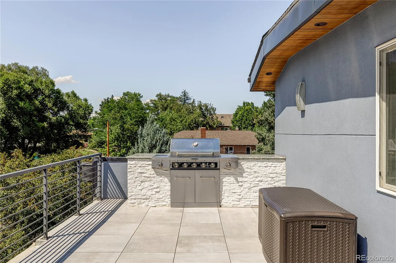 patio w/ built in grill