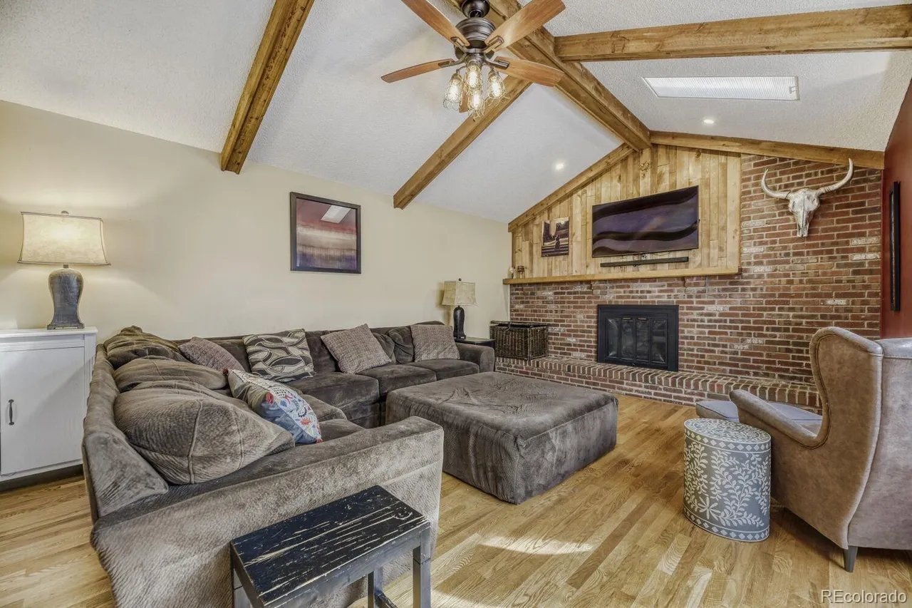 Living room w/ fireplace